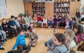 Galeria aktualności Spotkanie z poetką Urszulą Krajewską‑Szeligowską w klasach I e i II c 1