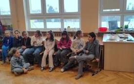 Galeria aktualności Spotkanie z poetką Urszulą Krajewską‑Szeligowską w klasach I e i II c 2
