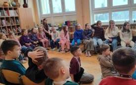 Galeria aktualności Spotkanie z poetką Urszulą Krajewską‑Szeligowską w klasach I e i II c 5