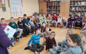 Galeria aktualności Spotkanie z poetką Urszulą Krajewską‑Szeligowską w klasach I e i II c 6