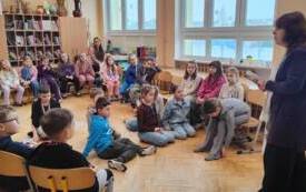Galeria aktualności Spotkanie z poetką Urszulą Krajewską‑Szeligowską w klasach I e i II c 7