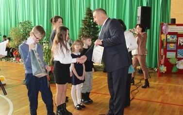 Uroczysty apel z okazji Święta Patrona Szkoły 35