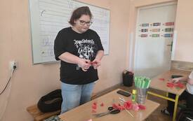 Galeria aktualności Tw&oacute;rcza zabawa w I b &ndash; własnoręcznie wykonane kwiaty 1