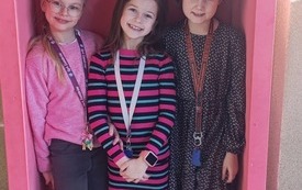 Galeria aktualności Dzień Kobiet w naszej szkole &ndash; elegancja, uśmiechy i świetna zabawa! 19