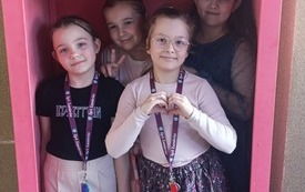 Galeria aktualności Dzień Kobiet w naszej szkole &ndash; elegancja, uśmiechy i świetna zabawa! 24
