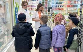 Galeria aktualności Wizyta w aptece &ndash; pierwszaki poznają tajniki pracy farmaceuty 1