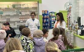 Galeria aktualności Wizyta w aptece &ndash; pierwszaki poznają tajniki pracy farmaceuty 2