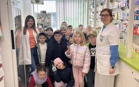 Galeria aktualności Wizyta w aptece &ndash; pierwszaki poznają tajniki pracy farmaceuty 3