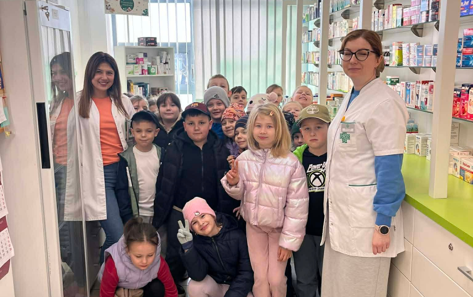 Zdjęcie do Wizyta w aptece &ndash; pierwszaki poznają tajniki pracy farmaceuty