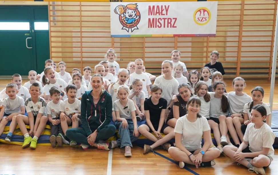 Zdjęcie do Wielkie święto sportu w &bdquo;Czw&oacute;rce&rdquo;! Mistrzyni Świata Kamila Lićwinko z wizytą u naszych uczni&oacute;w