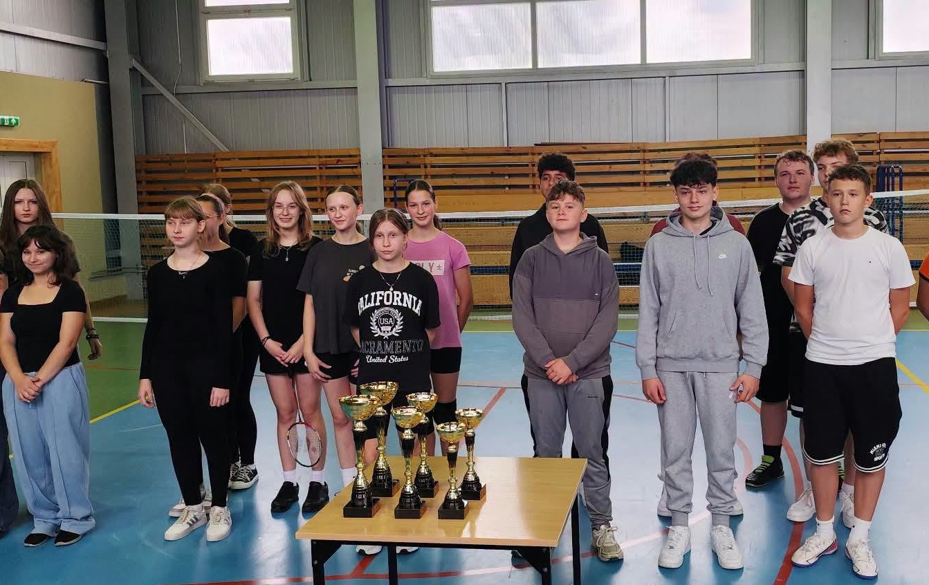 Zdjęcie do Sukcesy naszych uczni&oacute;w w Powiatowych Igrzyskach w badmintonie