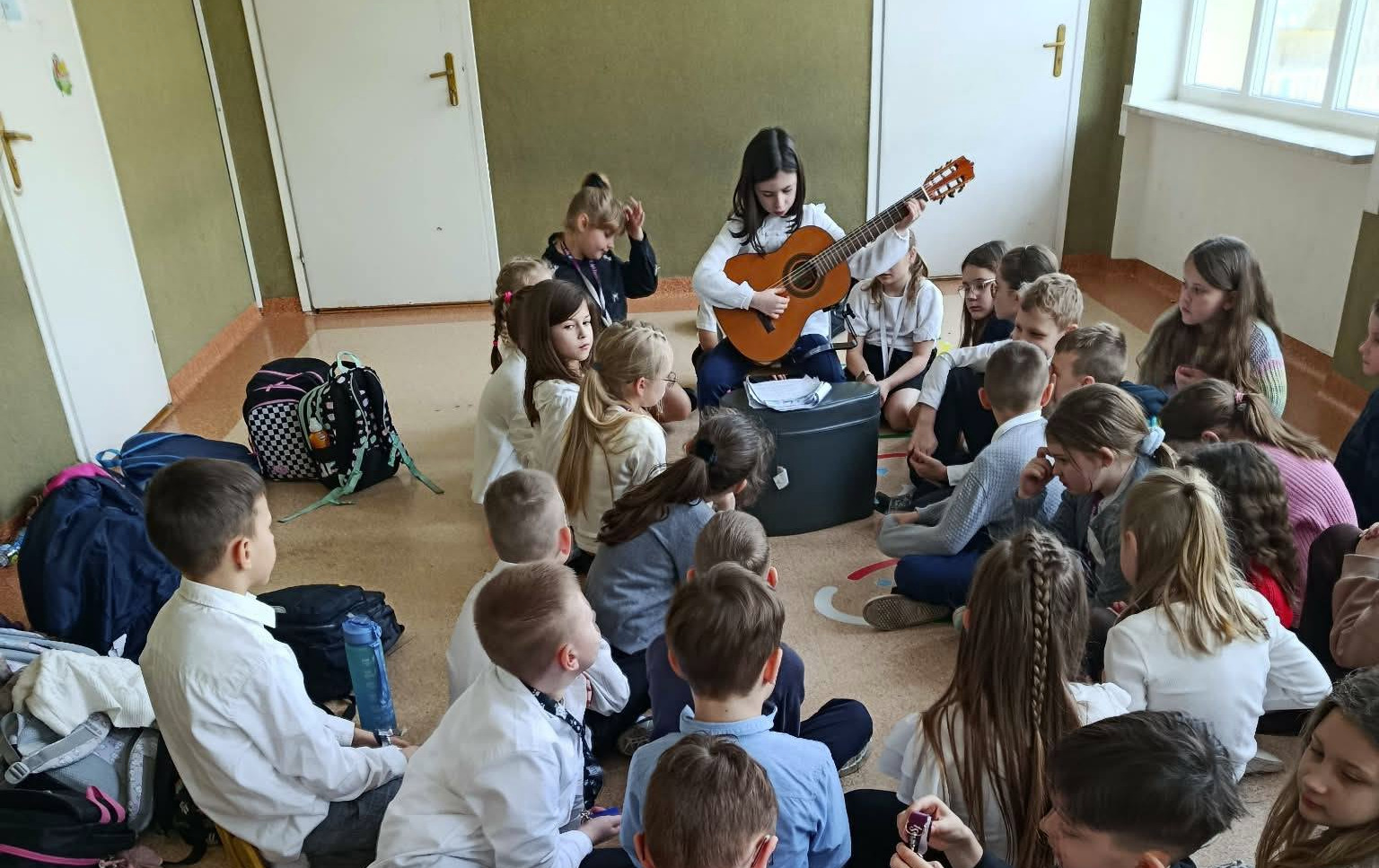 Zdjęcie do &bdquo;Muzyczny talent Leny &ndash; koncert uczennicy klasy II b&rdquo;
