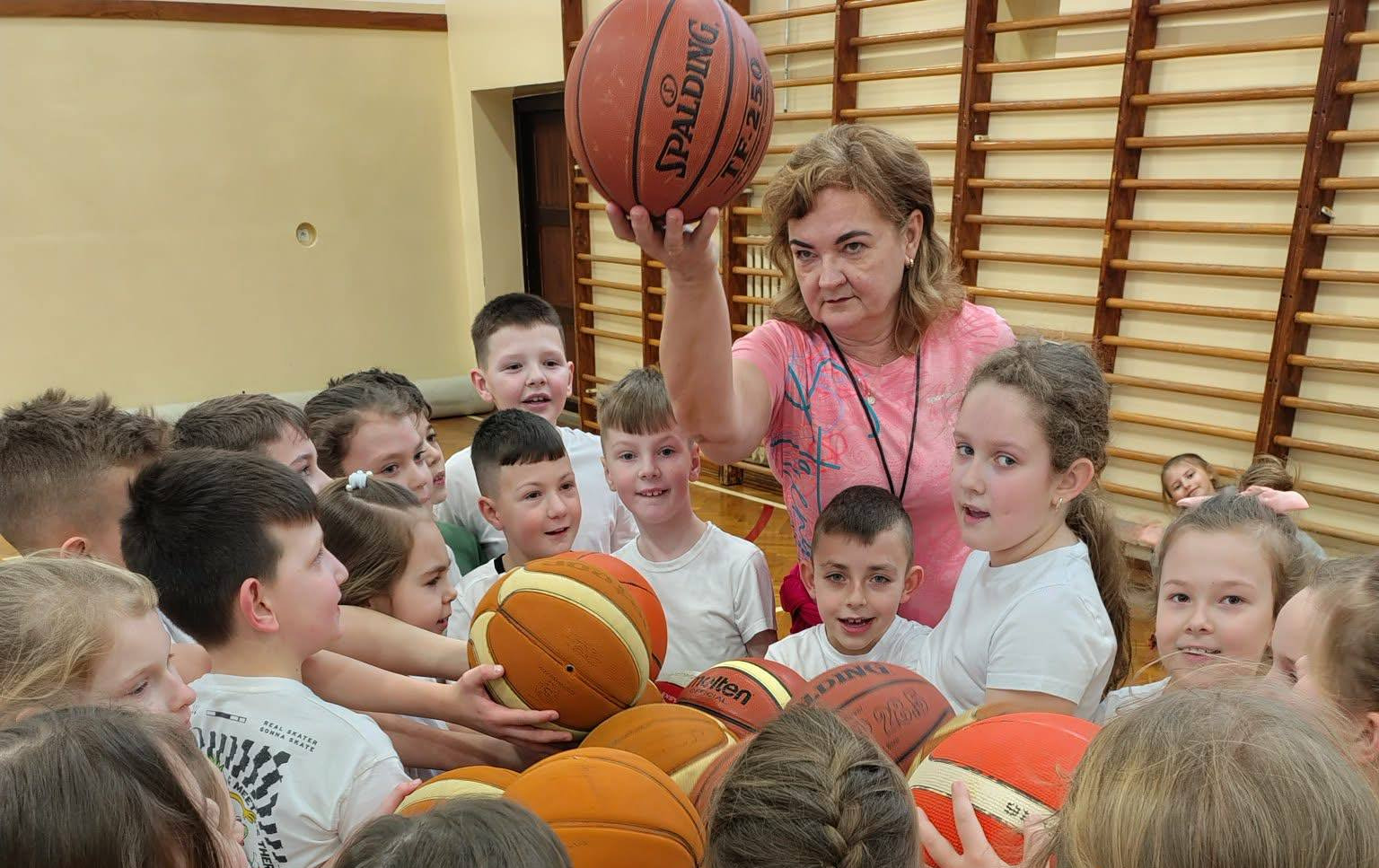 Zdjęcie do Kozłowanie, podania, rzuty &ndash; sportowa lekcja dla II d